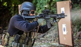 爆料视频玩枪的人是谁,揭秘爆料视频中玩枪之人身份之谜